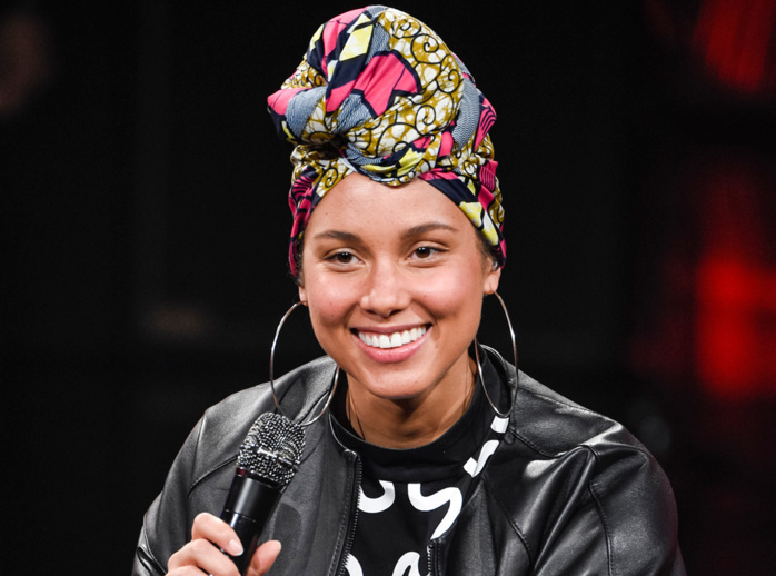 Alicia Keys ne se maquille plus, mais un petit peu quand même Sa maquilleuse de l'ombre s'est expliquée à la presse.