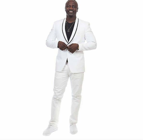 Akon Alioune Badara Thiam, bien sapé en noir et blanc !!!