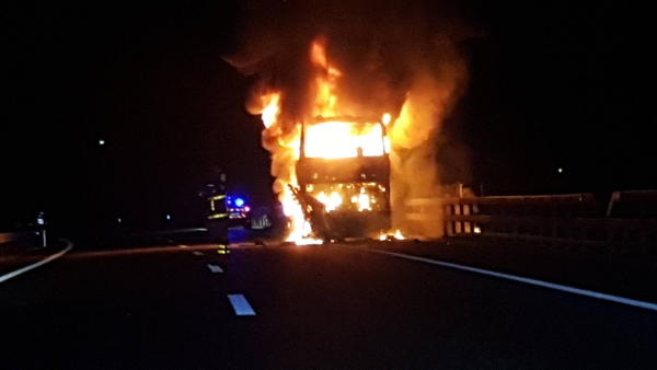 Un mini-car prend feu à l’entrée de Saint-Louis: plus d'une dizaine de morts, des corps calcinés.