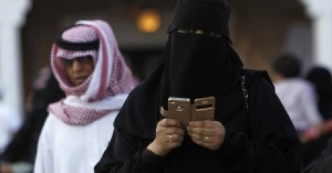 Dubaï : 3 mois de prison pour la femme qui fouille le mobile de son mari