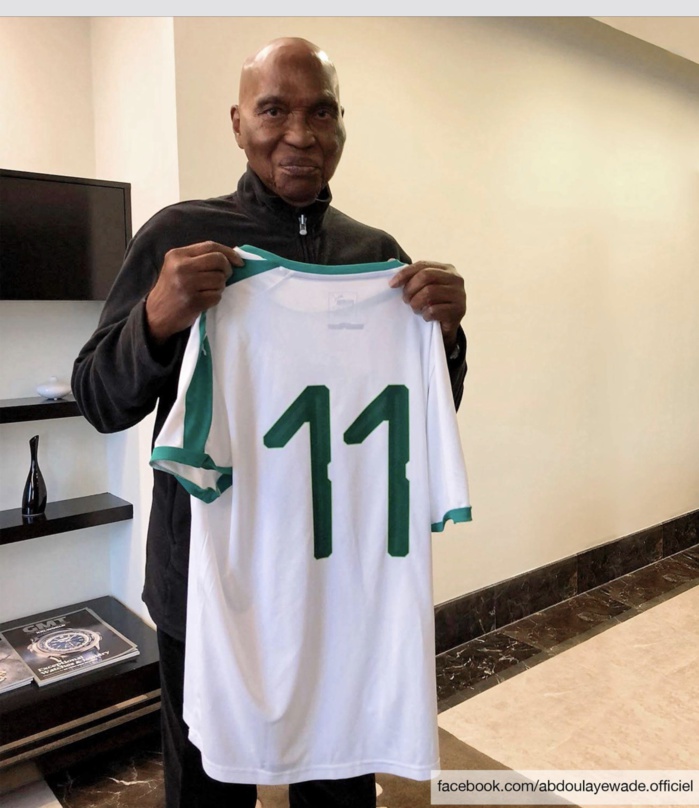 Coupe du monde : Quand Cheikh Ndoye offre son maillot à Abdoulaye Wade