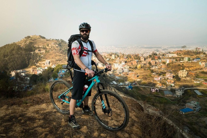 Engagement et Aventure : Un jeune français rallie Paris à Dakar à vélo pour sensibiliser le monde à la désertification.