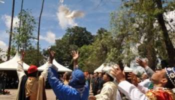 Lâcher de 17 colombes, distribution de roses, appel à un monde de paix, message du roi Mohammed VI: un an après l'attentat terroriste dans le centre de Marrakech, hommage a été rendu aux 17 victimes marocaines et occidentales samedi sur les lieux de