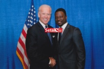 Thione Niang est ici, en compagnie du vice-président americain Joe Biden