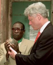 Hillary Clinton dit être à l’origine de la venue de son mari au Sénégal en 1998