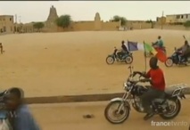 Les forces franco-maliennes accueillies par une foule en liesse à Tombouctou