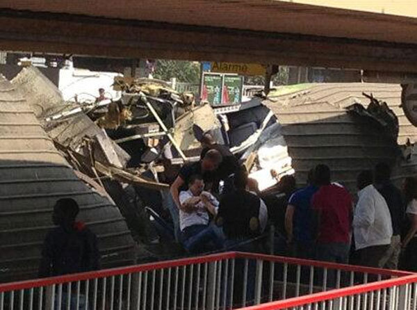 Essonne : les premieres photos de l'accident de train, Hollande attendu dans quelques minutes