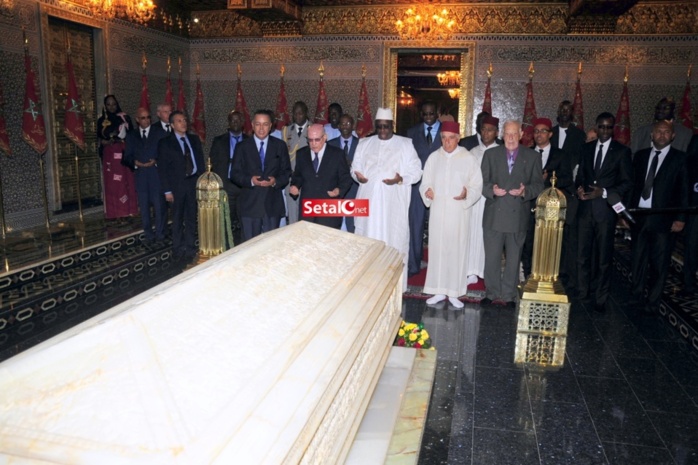 REGARDEZ. Le Président Macky Sall au mausolée du Roi Hassan II