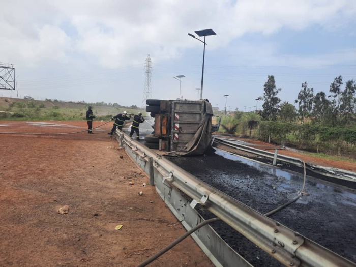 Autoroute / Axe Dakar-AIBD : Encore un camion qui se renverse et qui prend feu.