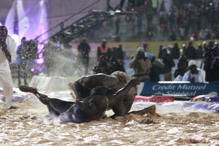 REGARDEZ. Modou Lo a terrassé Eumeu Sène après 28 minutes de combat