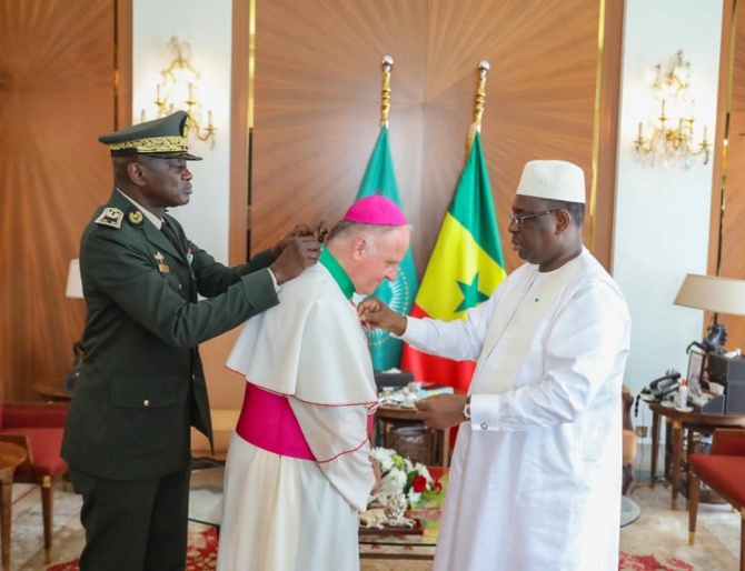 Nonce apostolique, envoyé permanent du pontife romain fait ses adieux au Président Macky Sall : il a été élevé commandeur dans l'ordre national du Lion