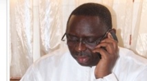 Macky Sall   et son téléphone portable