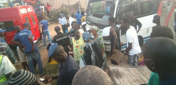 Plusieurs blesses lors d'une collision entre un camion et un bus Tata sur le pont de poste Thiaroye