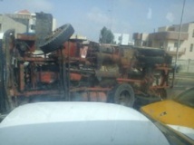 Dakar : Un camion rempli de sacs de ciment termine sa course dans une maison