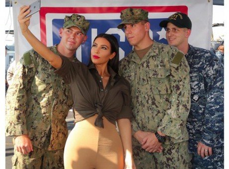 Kim Kardashian : selfie avec l'armée américaine !