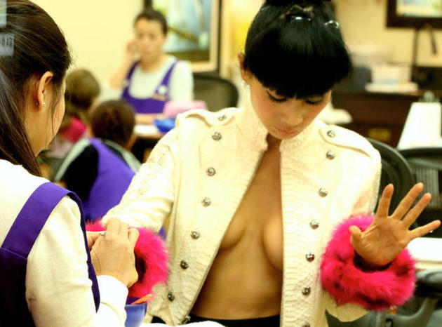 Bai Ling seins nus lors d’une virée… chez la manucure