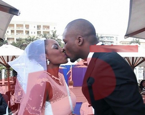 (2) Photos: faux mariage de Queen Biz… Regardez