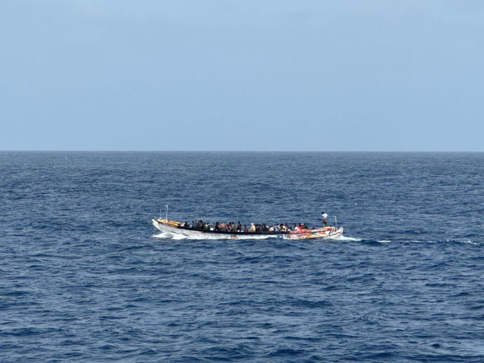 La Marine nationale et l’Armée de l’air interceptent une pirogue avec 116 migrants