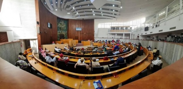 Législatives: Pastef crédité de 131 députés contre 16 pour Takku Wallu,...