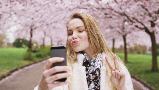 Pourquoi les selfies sont mauvais pour votre couple D'après une étude réalisée par l'université d'Etat de Floride, le nombre de selfies que vous postez sur Instagram peut avoir un impact négatif sur vos relations avec les autres.