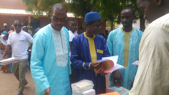 KOLDA : El hadji Mamadou Diao prime les meilleurs élèves de l’école Abdoulaye Diallo et promet d’équiper la bibliothèque.