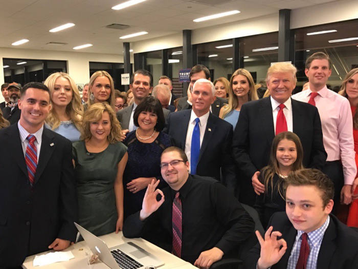 Les Trump tout sourire en regardant les résultats