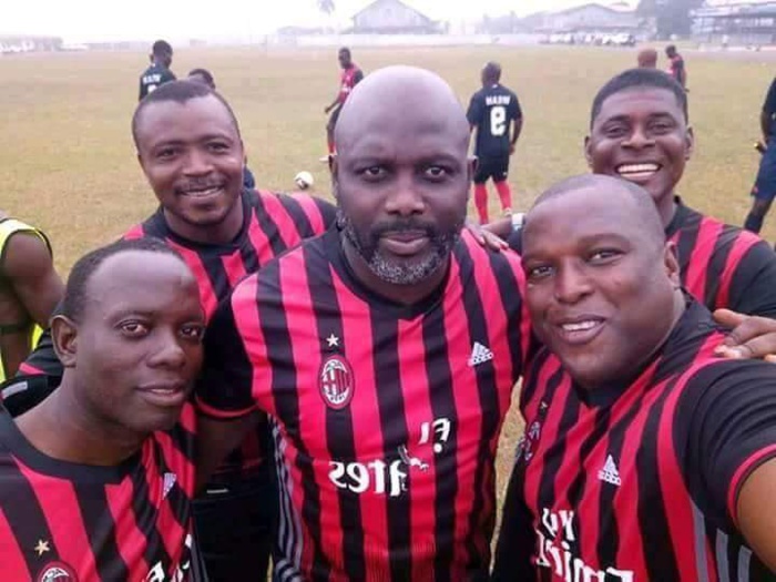 Le tout nouveau président de la République du Libéria Georges Weah avec ses compatriotes dans un terrain de football à Monrovia ce samedi 6 janvier 2018.