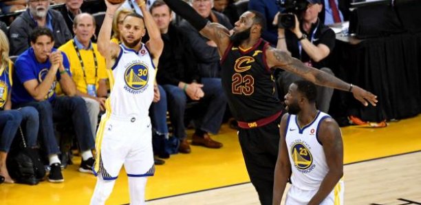 Golden State a eu chaud mais prend l'avantage face à Cleveland