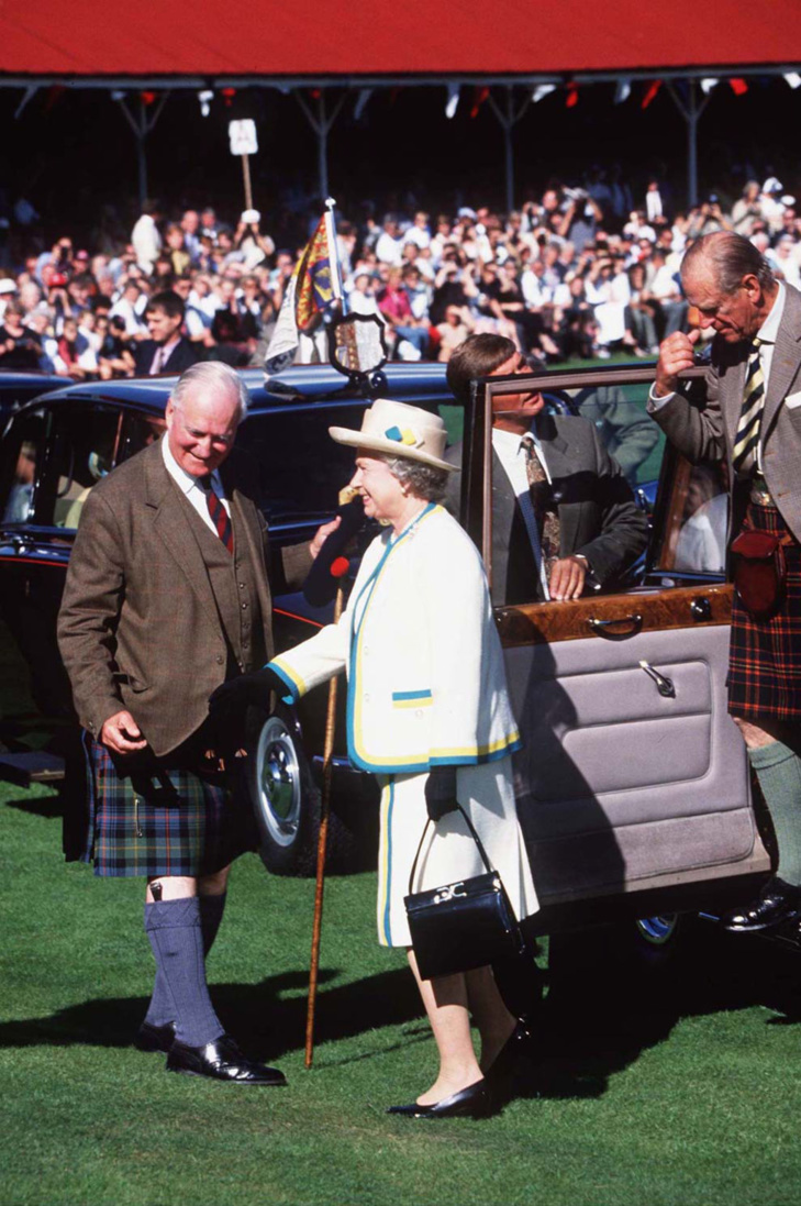 PHOTOS. Incroyable mais vrai : la reine Elizabeth II possède le même sac à main depuis 50 ans !