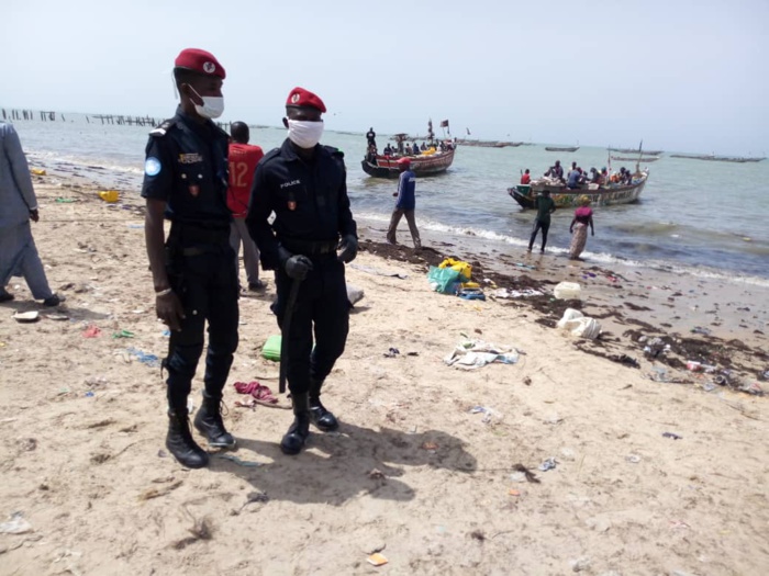 Une pirogue bondée de passagers débarque au quai de pêche de Mbour.