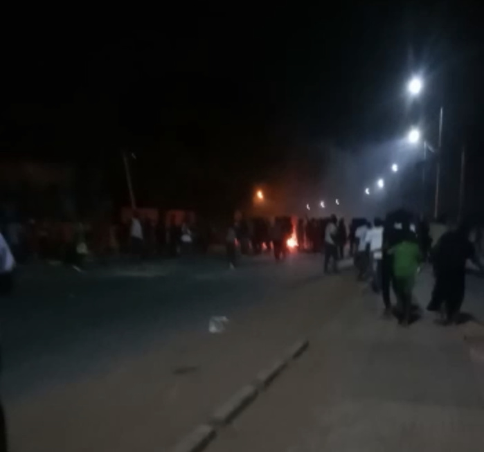 Manifestations contre le couvre-feu : Les jeunes de Ziguinchor ont brûlé des pneus.