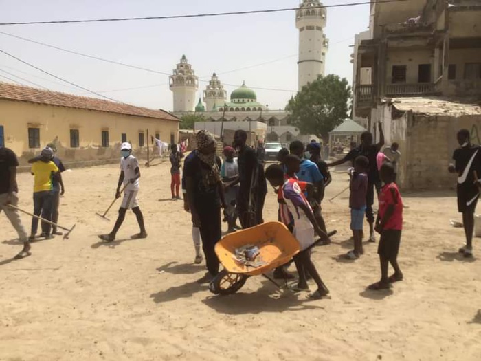 Ziarra annuelle 2021 à Léona Niassène : Des jeunes nettoient la cité avant le 13 mars prochain (images).