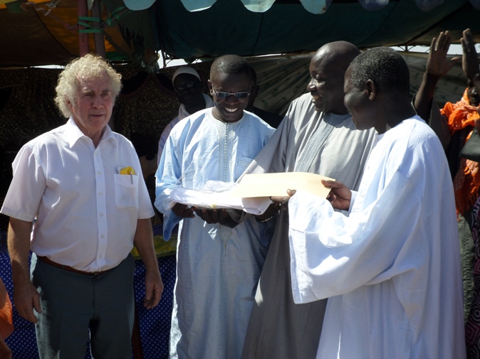 Le ministre de l'hydraulique Pape Diouf inaugure le forage à Gouy Ndiogou.Joie des populations