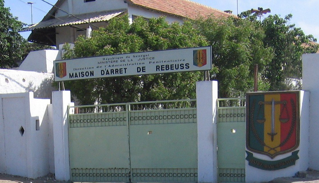 Prison de Rebeuss : une restauratrice tombe en tentant d’introduire de la drogue cachée dans un seau.