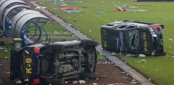 Mouvement de foule dans un stade en Indonésie: le bilan atteint 174 morts