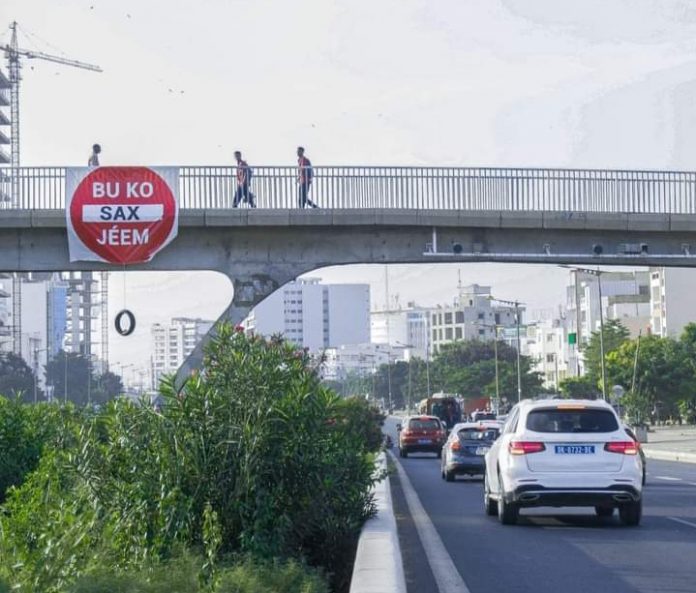 Deux membres de Y en marre arrêtés pour avoir « affiché une banderole contre le 3e mandat «