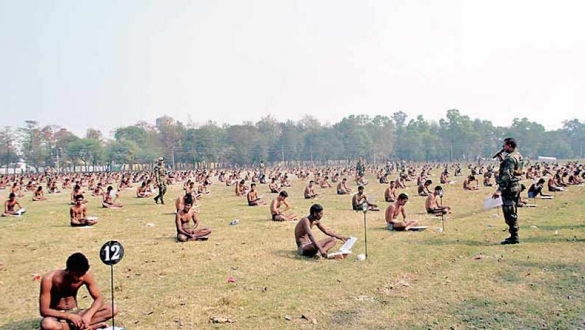 INSOLITE / INDE : TOUS EN SLIP POUR ÉVITER LA TRICHERIE LORS D'UN EXAMEN DE L'ARMÉE !