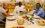 Babacar Ngom Sedima reçoit El Hadj Diouf et Aliou Cissé en dîner chez lui.