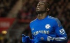 REGARDEZ. Demba Ba réalise un doublé lors de sa première sortie avec les Blues