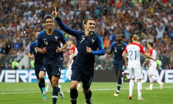 FINALE DE LA COUPE DU MONDE : La France mène 2-1 face à la Croatie à la mi-temps