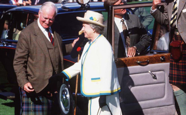 PHOTOS. Incroyable mais vrai : la reine Elizabeth II possède le même sac à main depuis 50 ans !