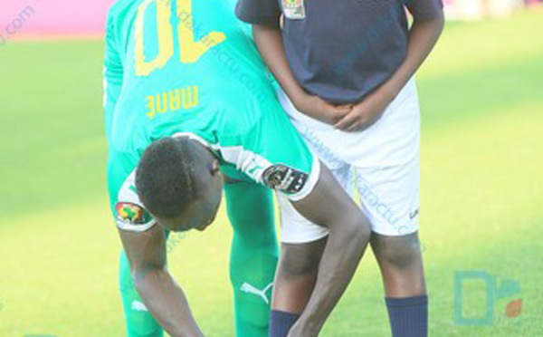 Le geste de classe de Sadio Mané qui refait le lacet d'un enfant (PHOTOS)