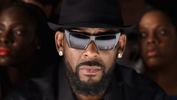 PÉDOPORNOGRAPHIE : le chanteur R.Kelly arrêté pour détournement de mineurs