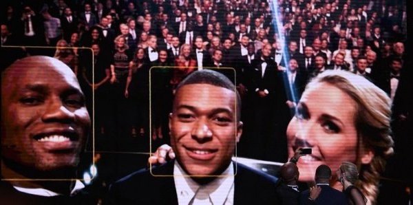 Ballon d’or : Drogba prend un selfie avec Mbappé pour payer une «dette» vieille de 10 ans