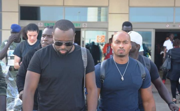 GIMS et Dadju font déjà foule à l’aéroport Dakar Blaise Diagne.