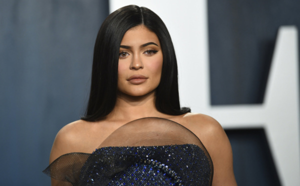 « Forbes » retire son titre de milliardaire à Kylie Jenner, soupçonnée d’avoir menti sur sa fortune.